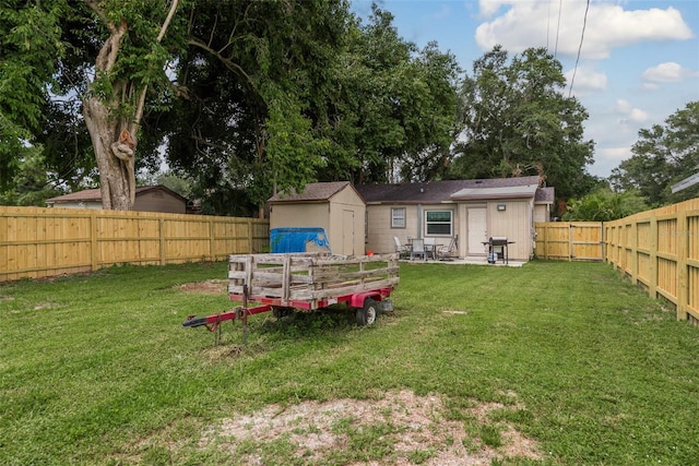 view of yard featuring a storage unit