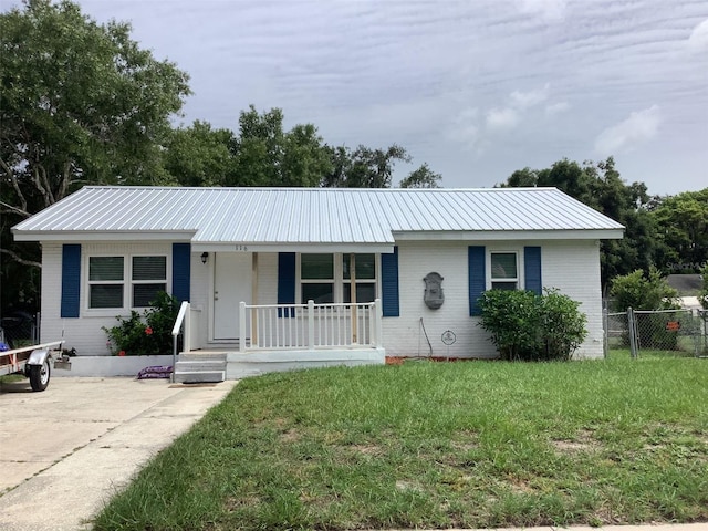 single story home featuring a front lawn and a porch