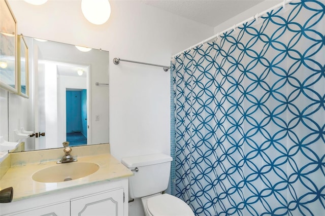 bathroom featuring a shower with shower curtain, toilet, a textured ceiling, and vanity