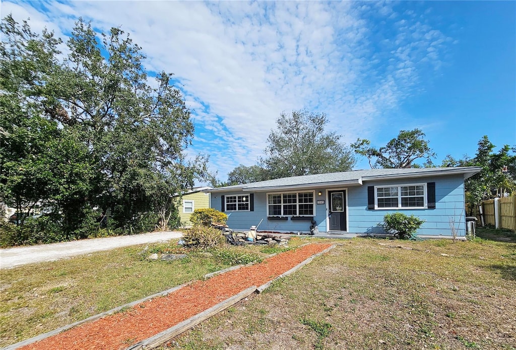 single story home featuring a front yard