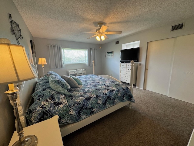 bedroom featuring a textured ceiling, carpet flooring, and ceiling fan