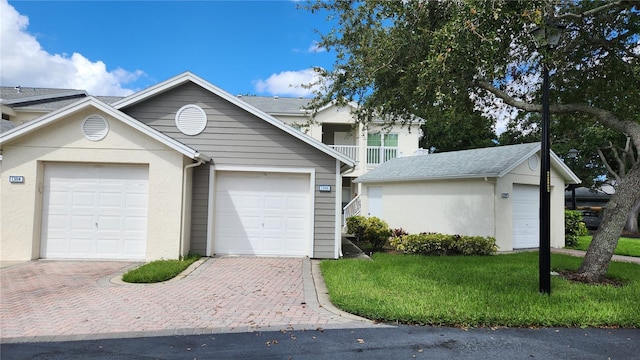 view of front of property featuring a front yard and a garage