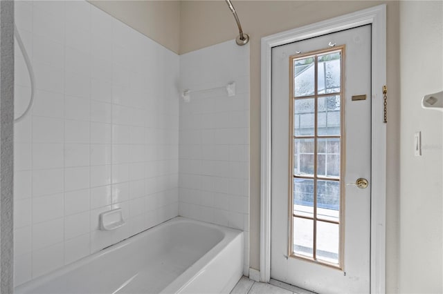 bathroom featuring tiled shower / bath