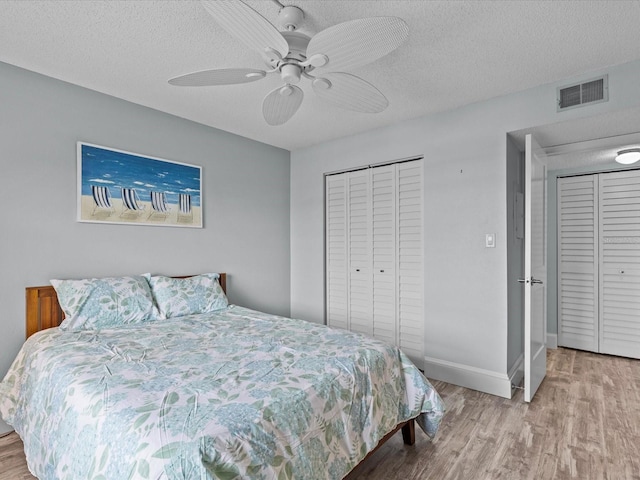 bedroom featuring a textured ceiling, ceiling fan, and light hardwood / wood-style floors