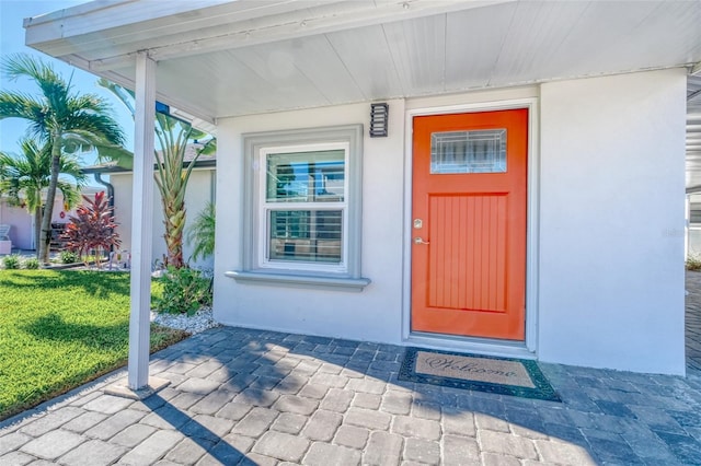 view of exterior entry featuring stucco siding