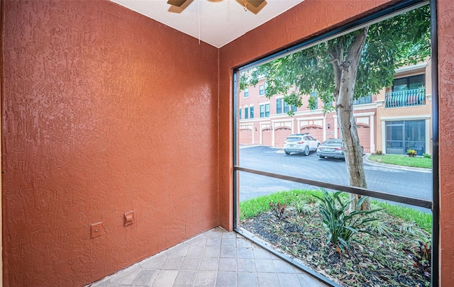 entryway featuring ceiling fan