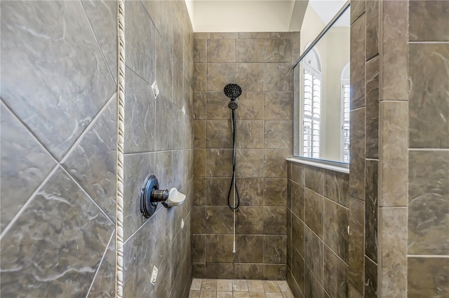 bathroom featuring a tile shower