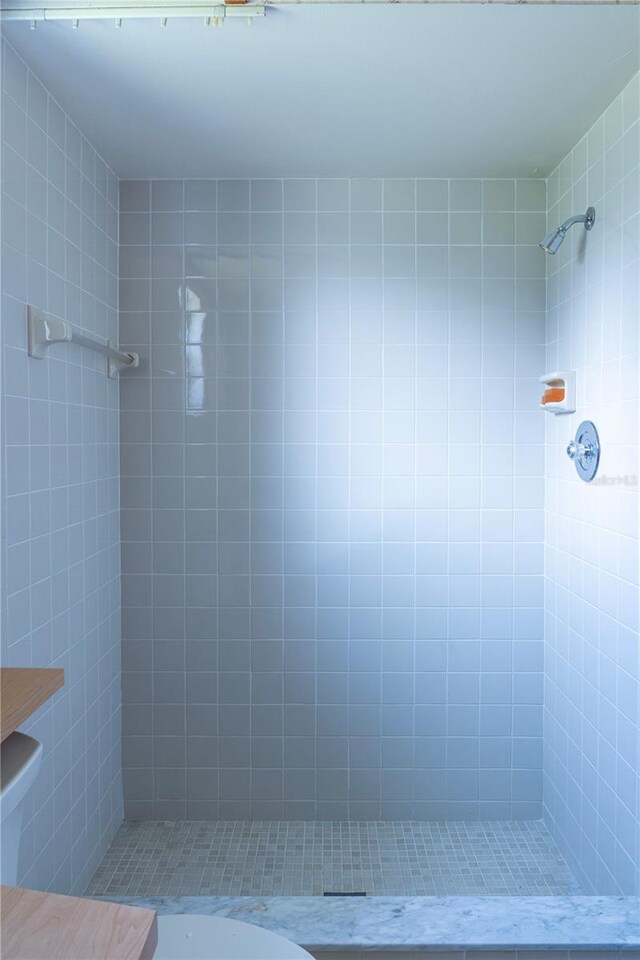 bathroom featuring tiled shower