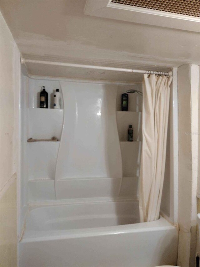 bathroom featuring shower / tub combo