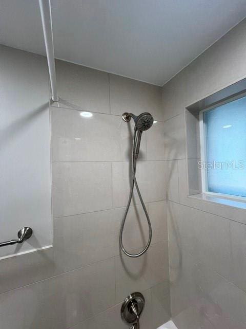 bathroom featuring a tile shower