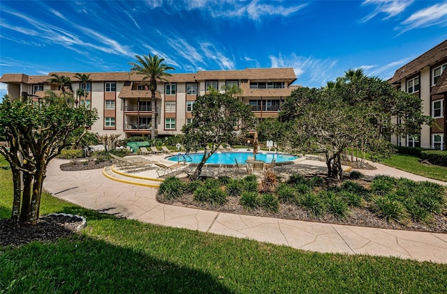 view of swimming pool