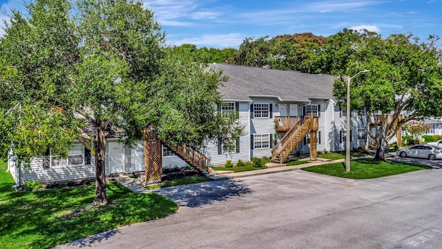 view of front of home featuring a front lawn