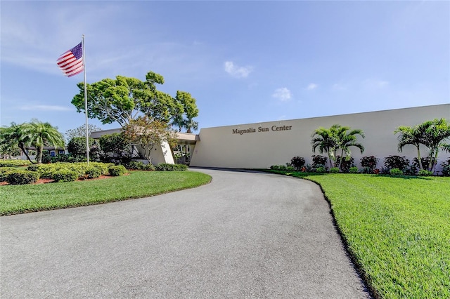 view of front facade featuring a front lawn