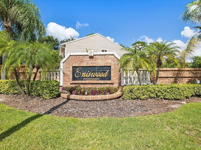 community / neighborhood sign featuring a lawn