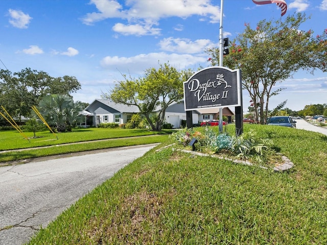 community / neighborhood sign featuring a yard