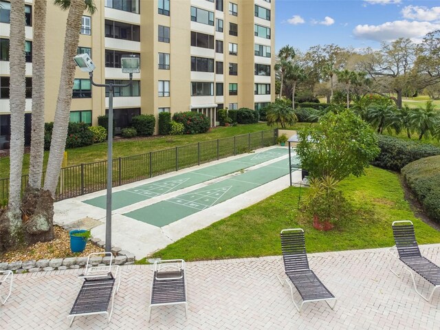 view of property's community featuring a lawn