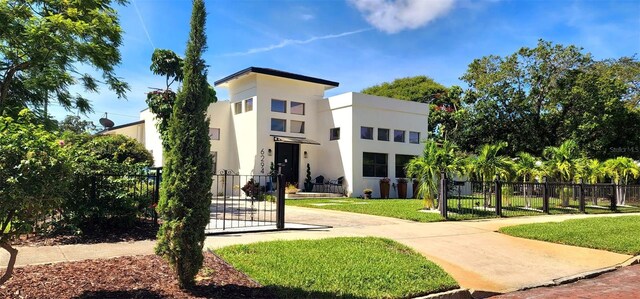 view of front of property with a front lawn