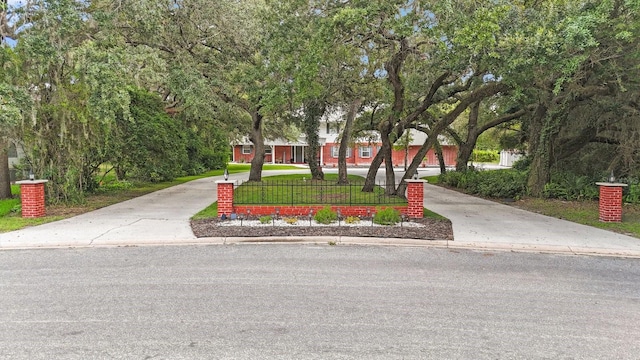 view of front facade with a front lawn