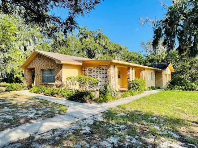 ranch-style home featuring a front yard