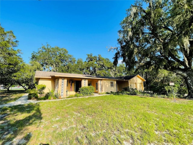 single story home with a front yard