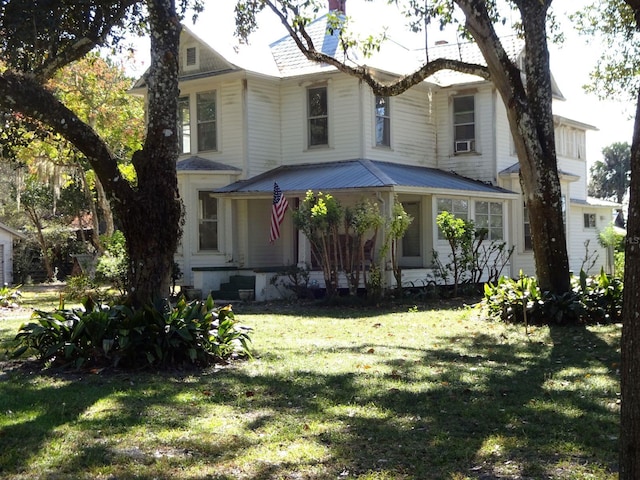 view of front of house with a front lawn