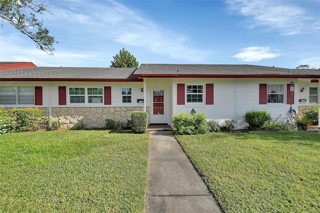 ranch-style home featuring a front lawn