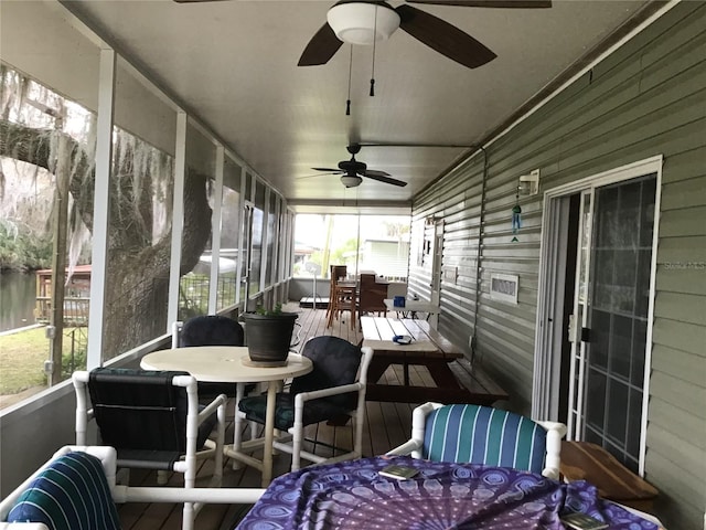 sunroom with ceiling fan