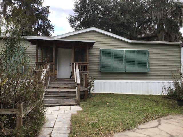 view of front of home featuring a front yard