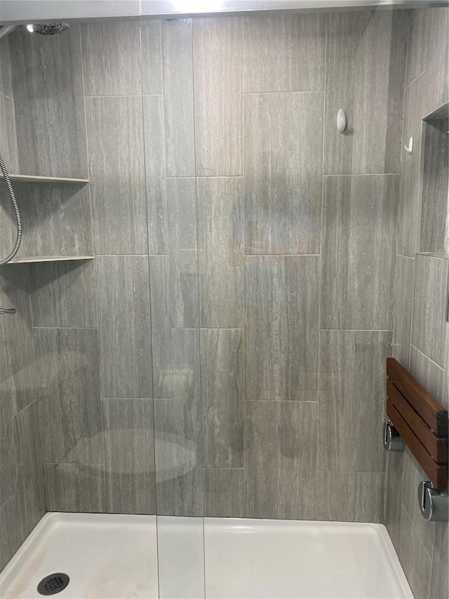 bathroom featuring tiled shower