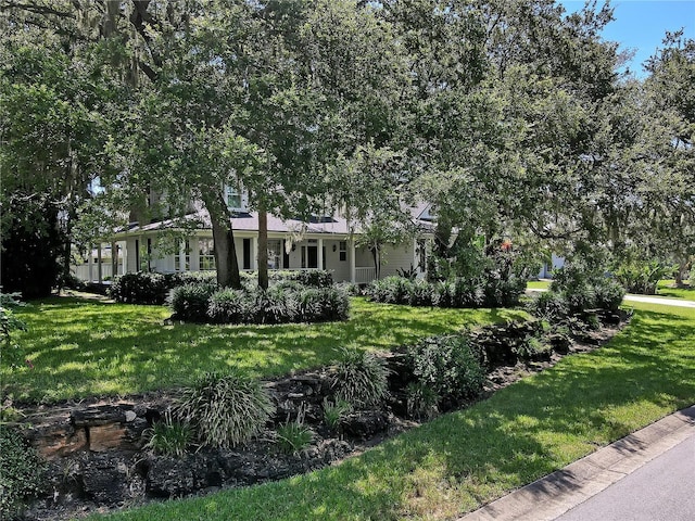 view of front of house with a front lawn