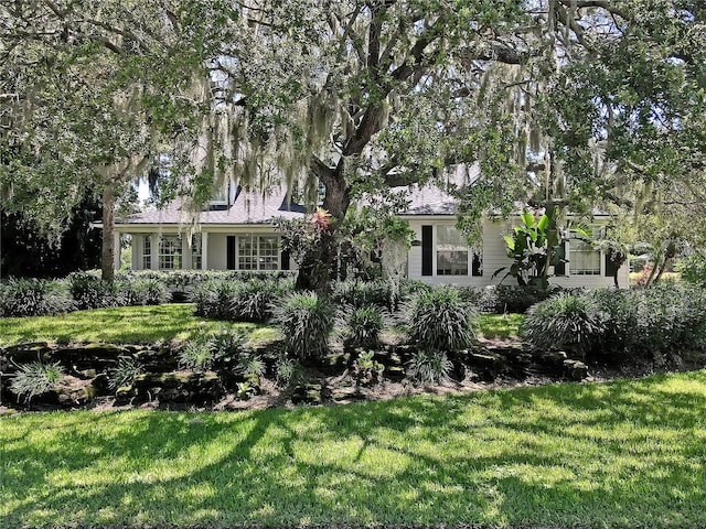 view of front facade featuring a front lawn