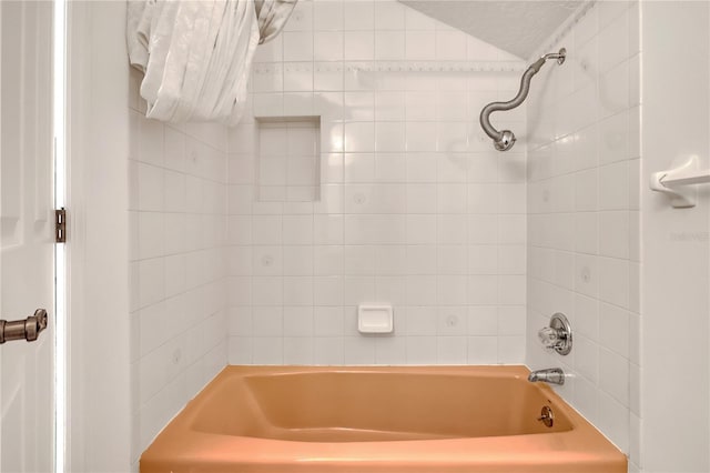 bathroom featuring tiled shower / bath