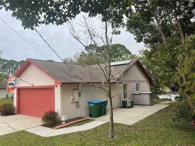 view of front facade featuring cooling unit and a front lawn