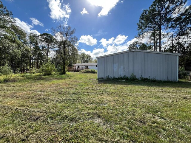 view of yard featuring an outdoor structure