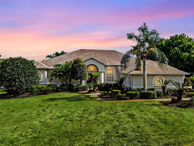 view of front of property featuring a lawn