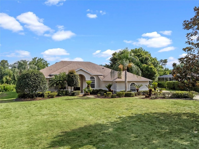 view of front of property featuring a front lawn