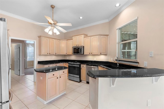 kitchen featuring kitchen peninsula, stainless steel appliances, a breakfast bar area, and sink