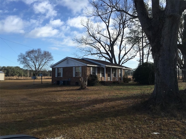 ranch-style home featuring a front yard