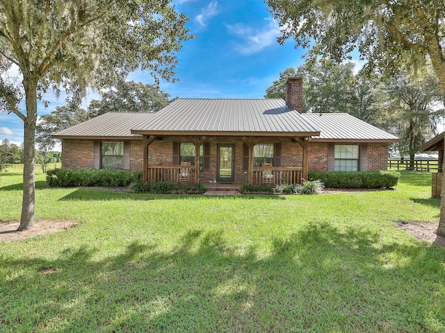 view of front of home featuring a front yard