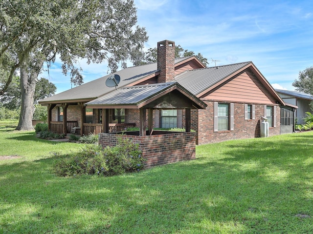 view of front of house featuring a front lawn