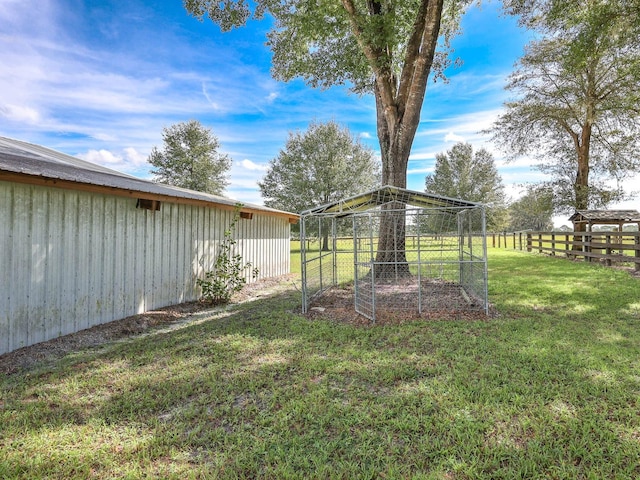 view of yard featuring an outdoor structure