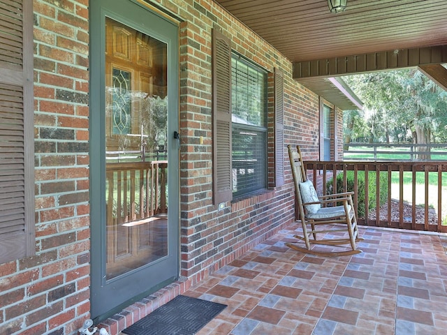 property entrance featuring a porch