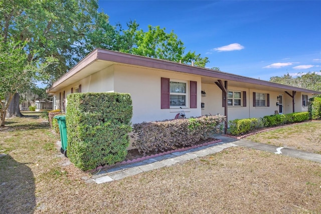 single story home featuring a front lawn