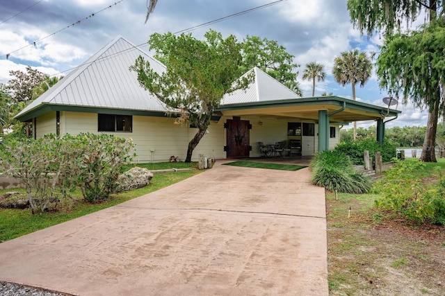 view of front facade featuring a carport