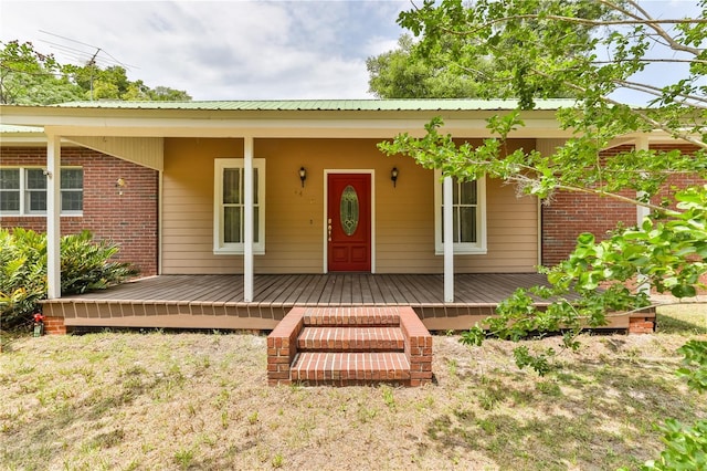 property entrance featuring a porch