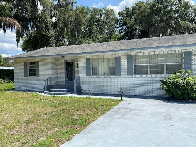 single story home with a front yard