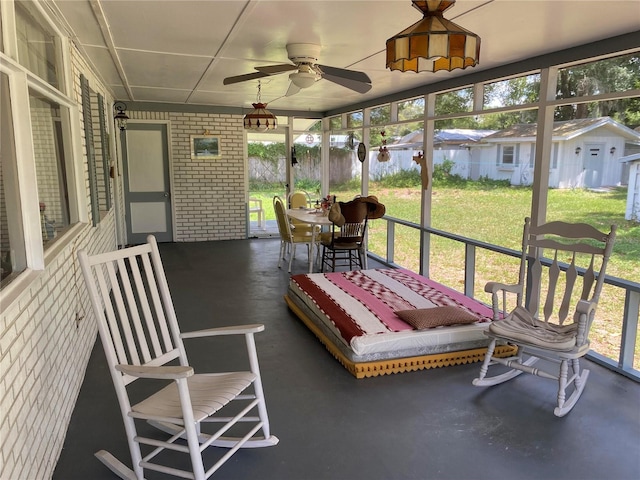 sunroom with ceiling fan