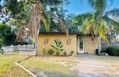 view of front of property with a front yard