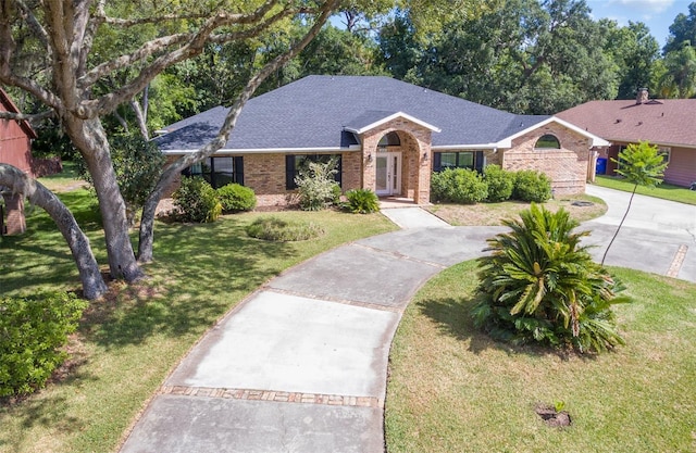 single story home with a front lawn