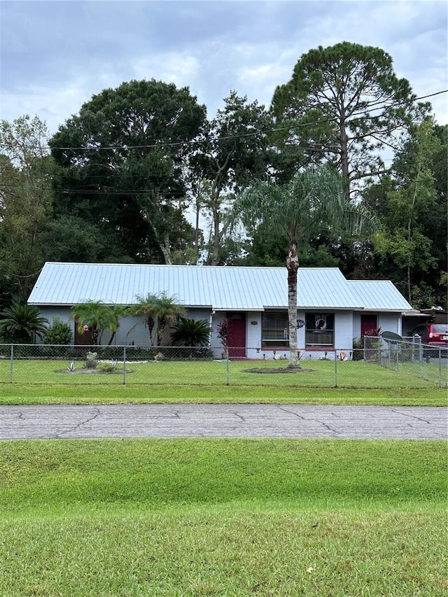 view of front of property with a front yard